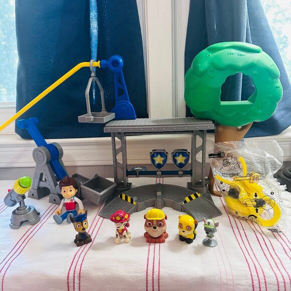 Paw Patrol Rescue Training Center Play Set - Picture 1 of 5